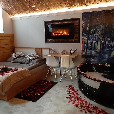 Underground Jacuzzi Rooms Краків Екстер'єр фото