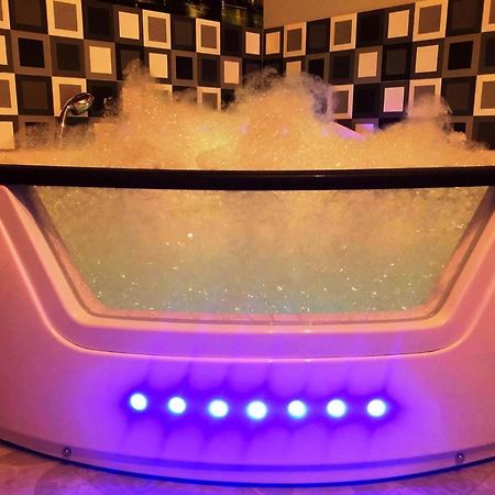 Underground Jacuzzi Rooms Краків Екстер'єр фото