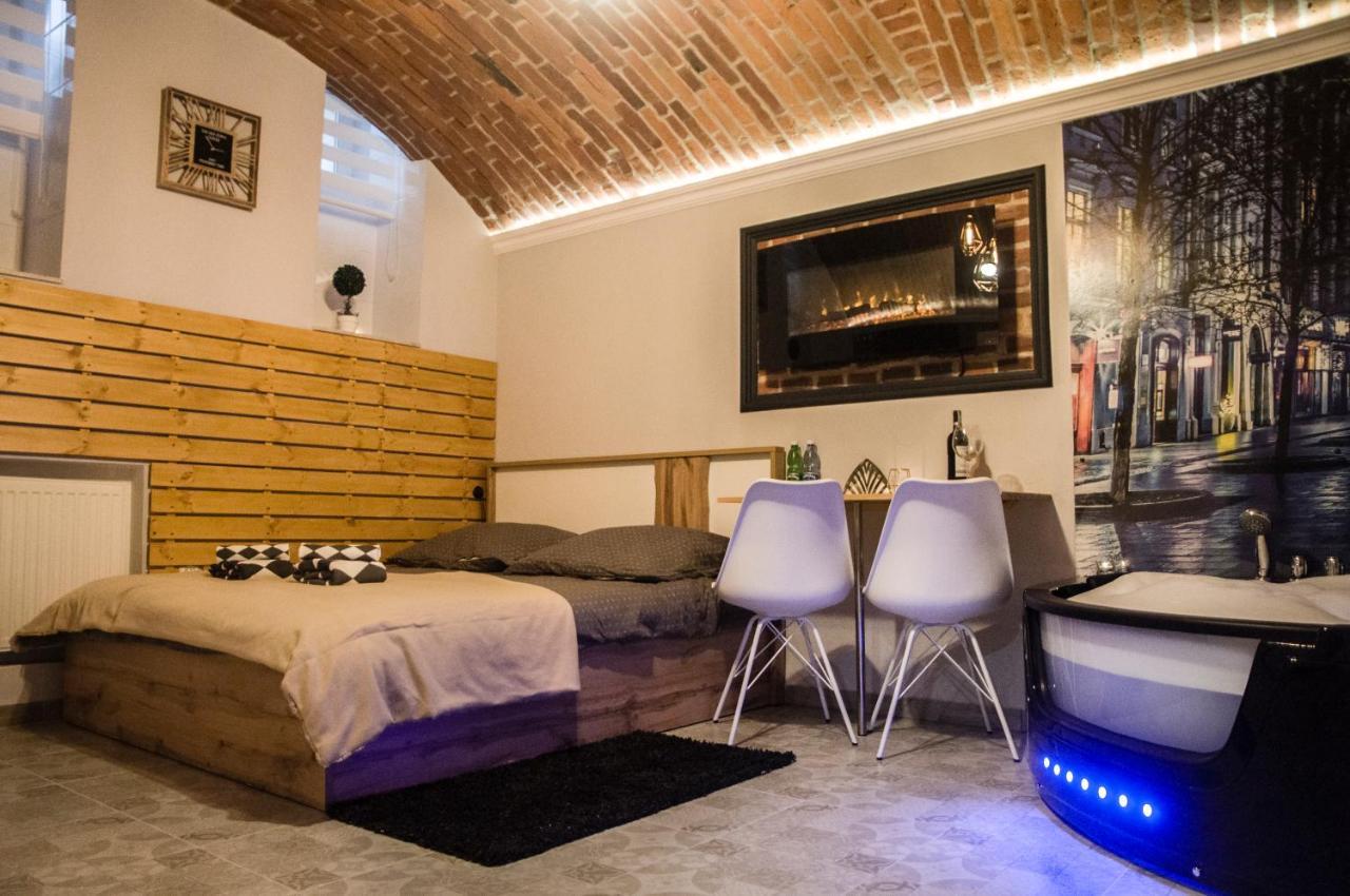 Underground Jacuzzi Rooms Краків Екстер'єр фото