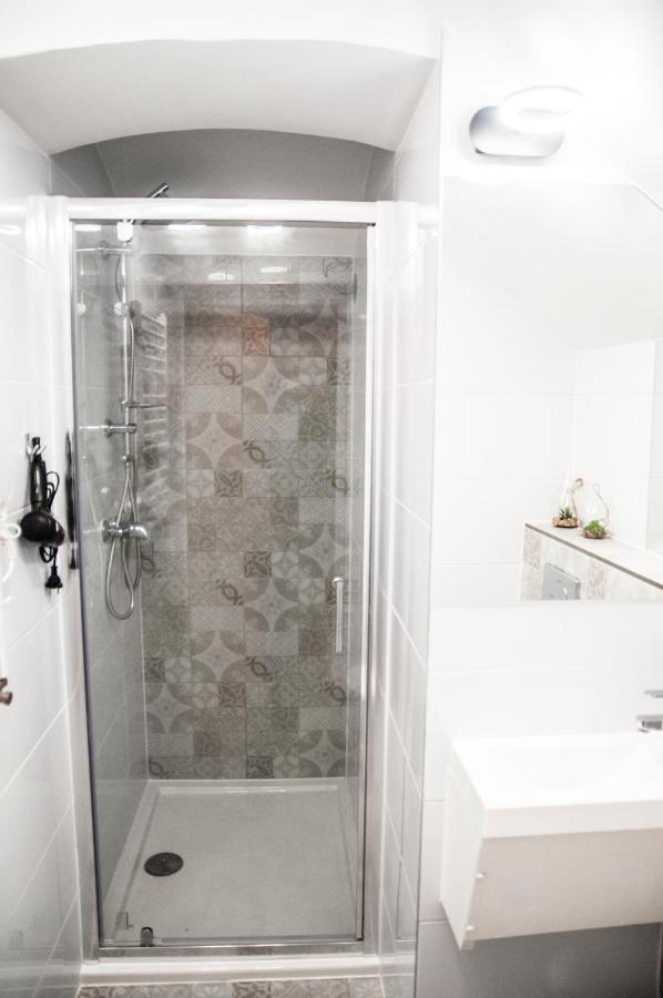 Underground Jacuzzi Rooms Краків Екстер'єр фото