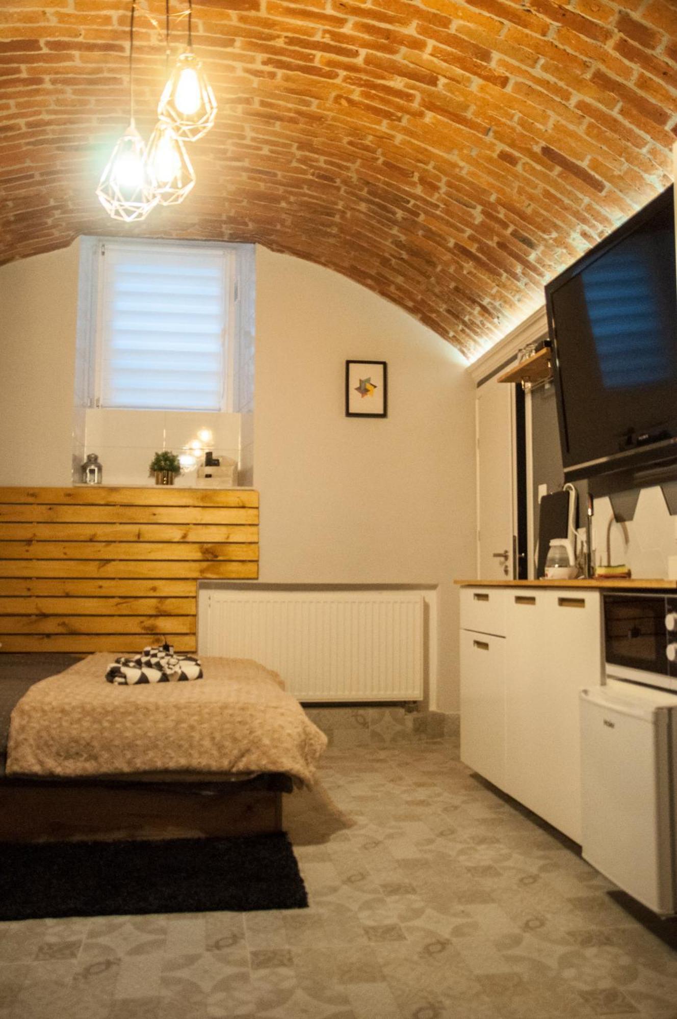 Underground Jacuzzi Rooms Краків Екстер'єр фото