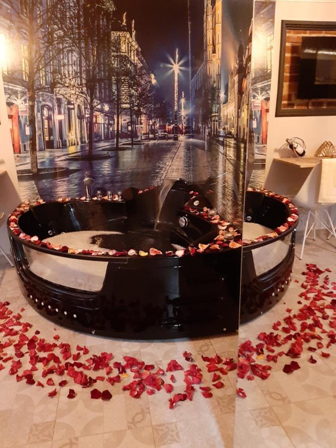 Underground Jacuzzi Rooms Краків Екстер'єр фото