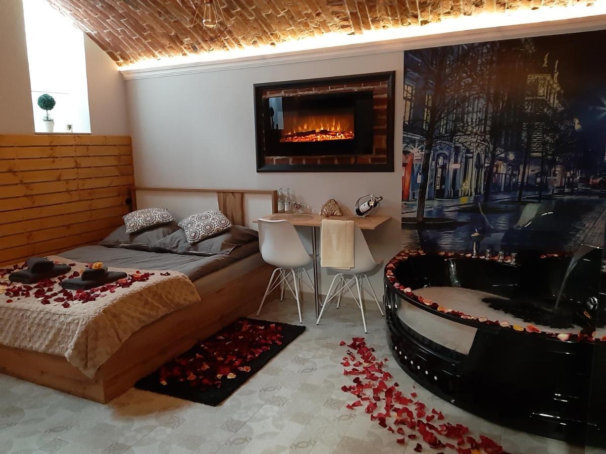 Underground Jacuzzi Rooms Краків Екстер'єр фото