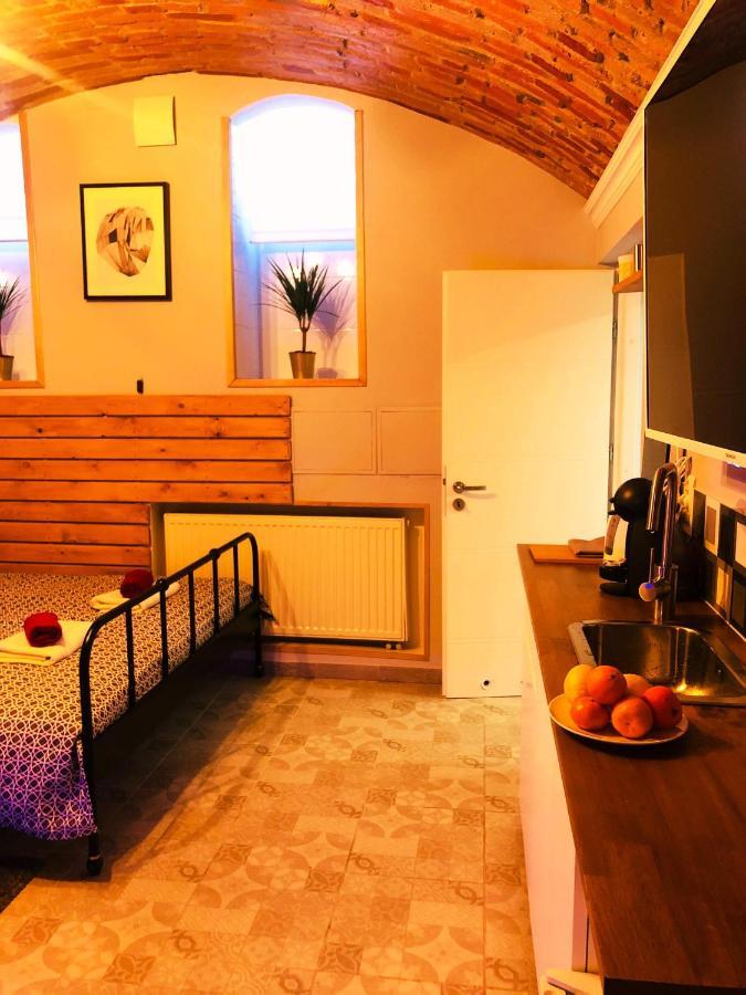 Underground Jacuzzi Rooms Краків Екстер'єр фото