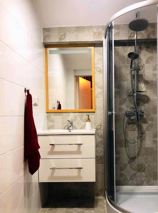 Underground Jacuzzi Rooms Краків Екстер'єр фото
