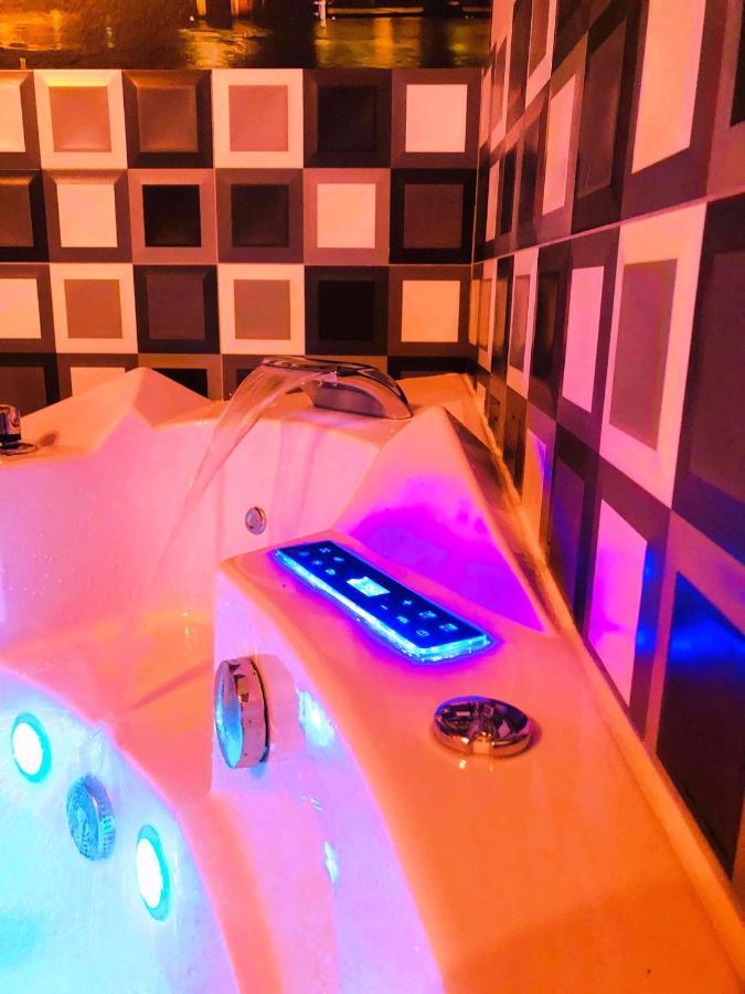 Underground Jacuzzi Rooms Краків Екстер'єр фото