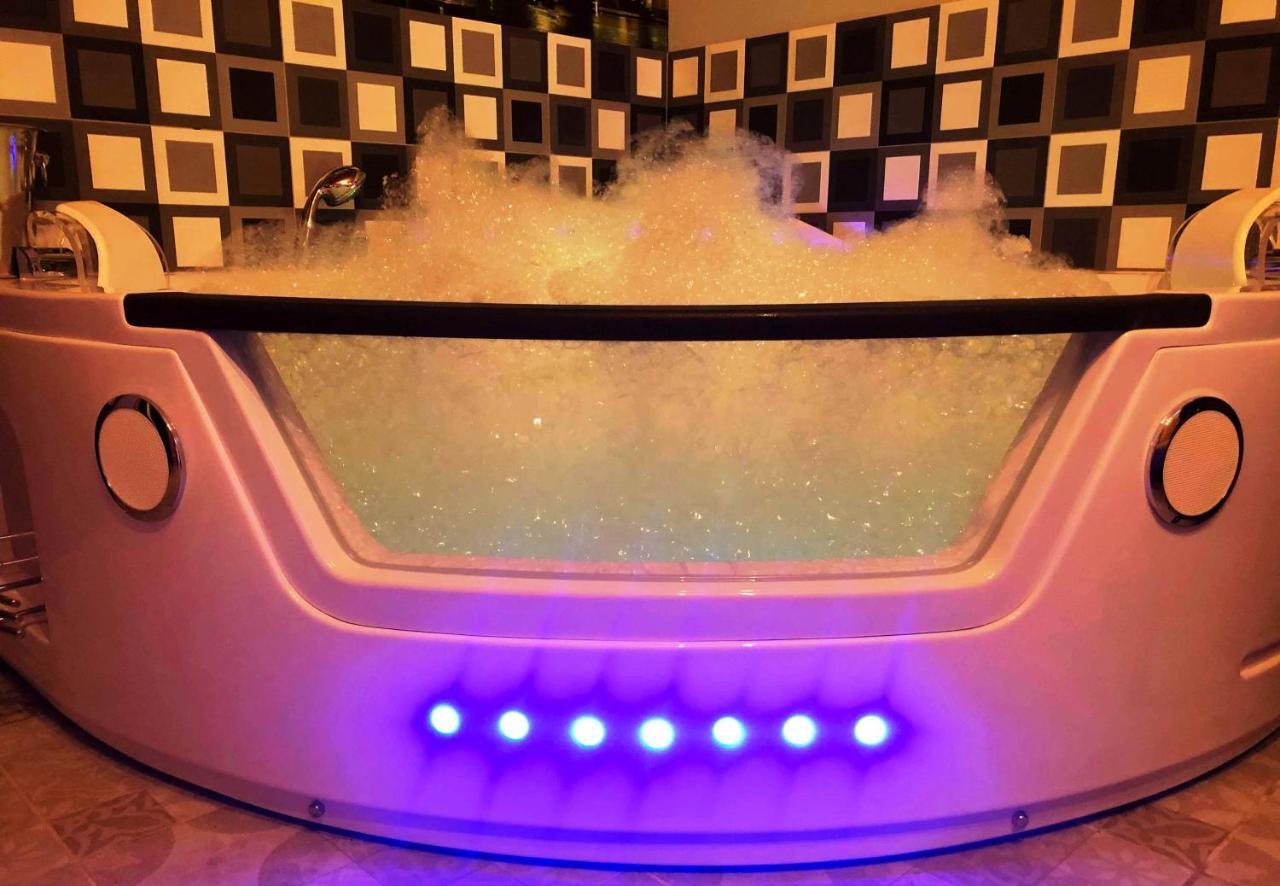 Underground Jacuzzi Rooms Краків Екстер'єр фото