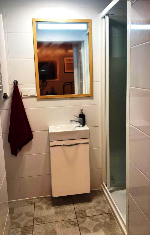 Underground Jacuzzi Rooms Краків Екстер'єр фото