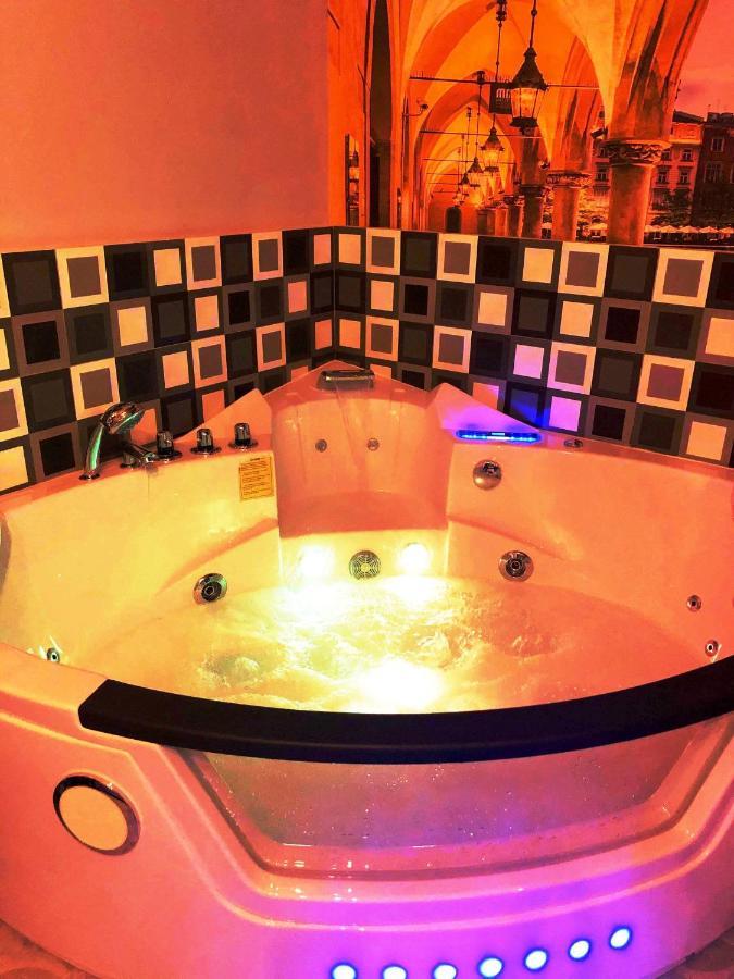 Underground Jacuzzi Rooms Краків Екстер'єр фото