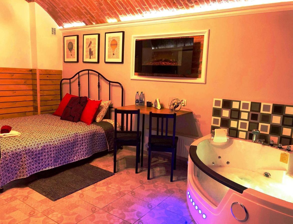 Underground Jacuzzi Rooms Краків Екстер'єр фото