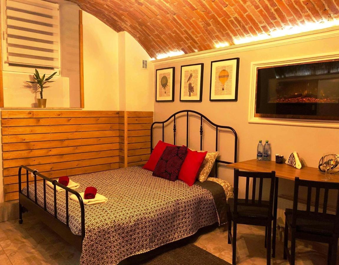 Underground Jacuzzi Rooms Краків Екстер'єр фото