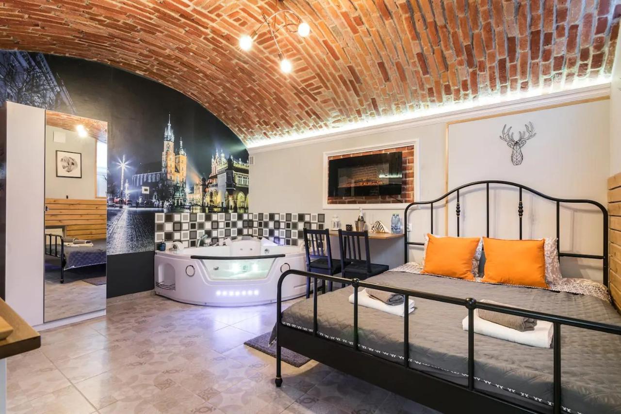 Underground Jacuzzi Rooms Краків Екстер'єр фото