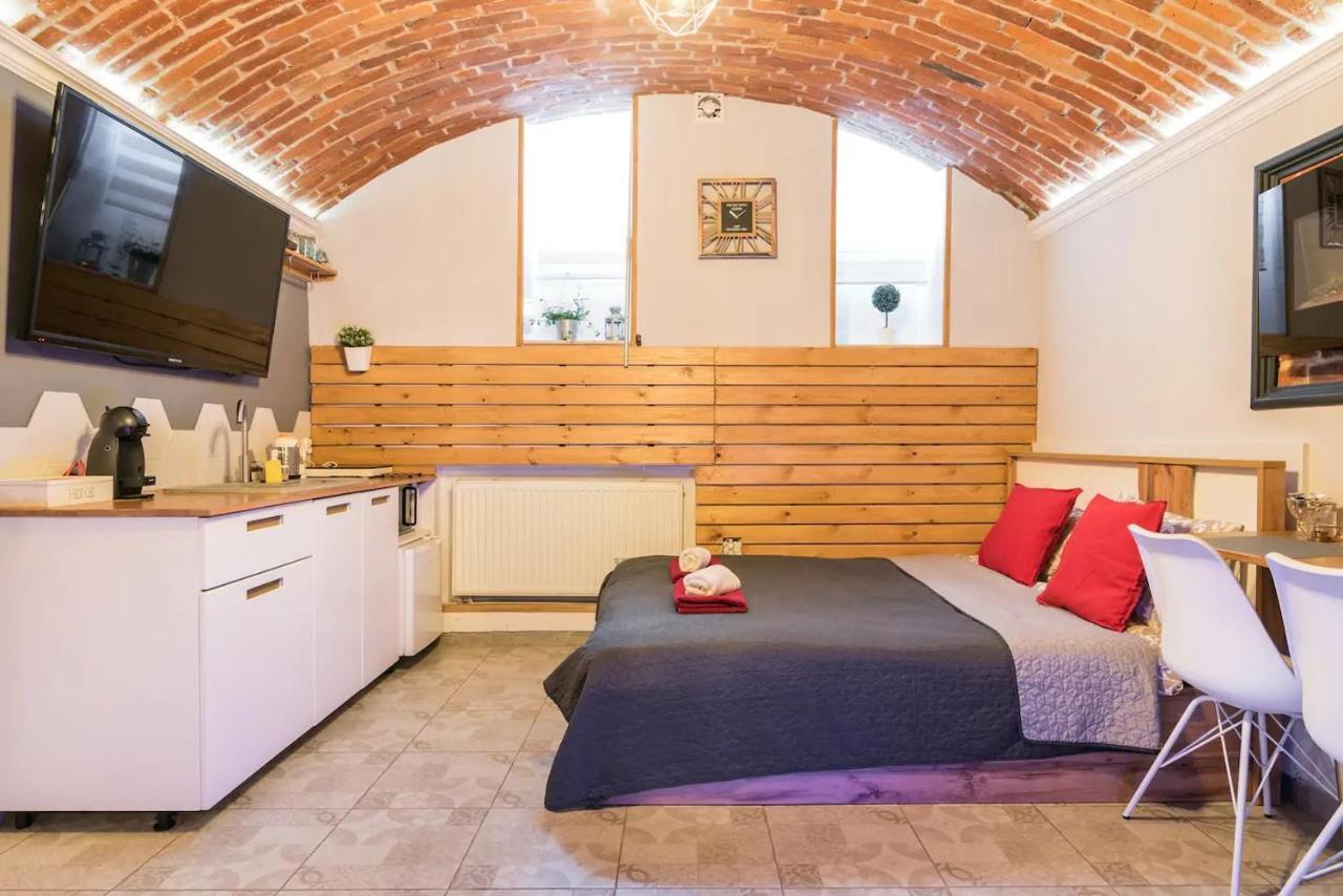 Underground Jacuzzi Rooms Краків Екстер'єр фото