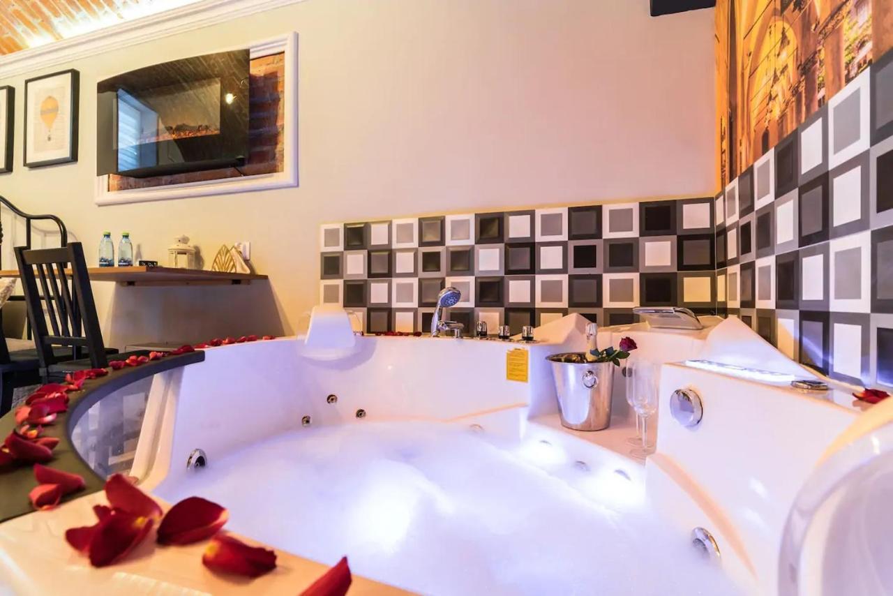 Underground Jacuzzi Rooms Краків Екстер'єр фото