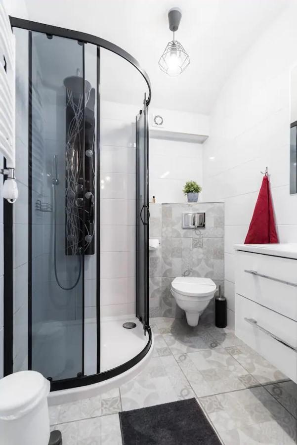Underground Jacuzzi Rooms Краків Екстер'єр фото