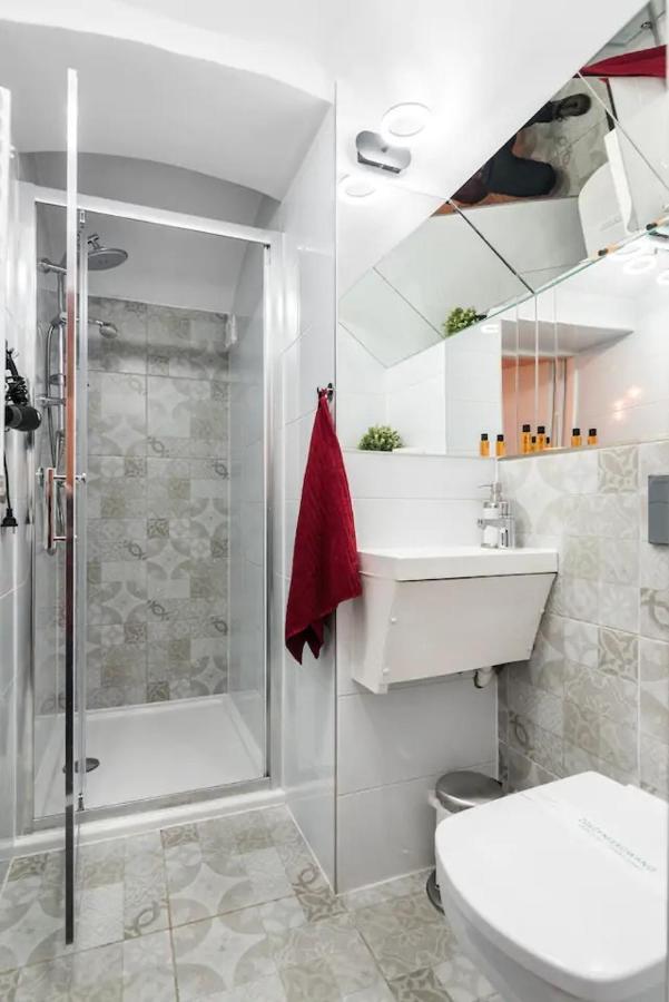 Underground Jacuzzi Rooms Краків Екстер'єр фото