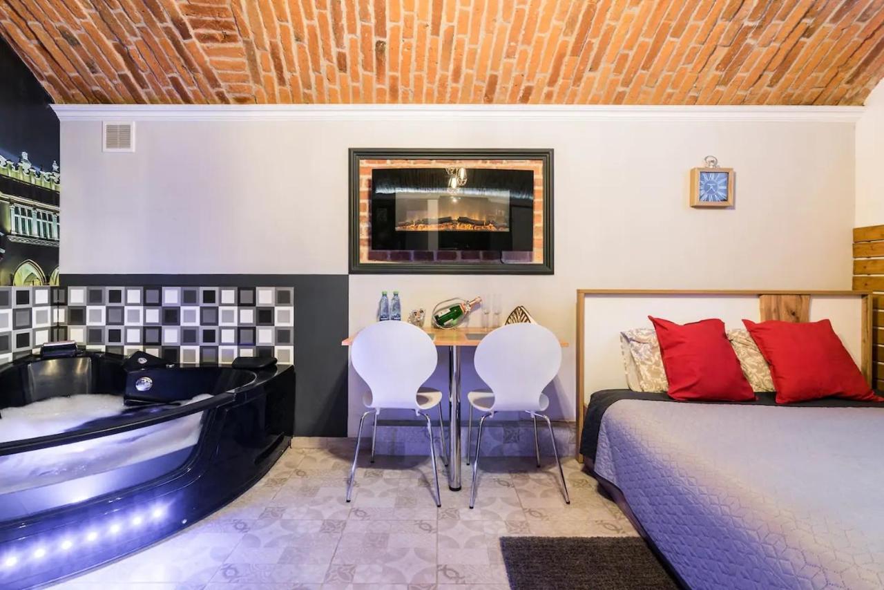 Underground Jacuzzi Rooms Краків Екстер'єр фото