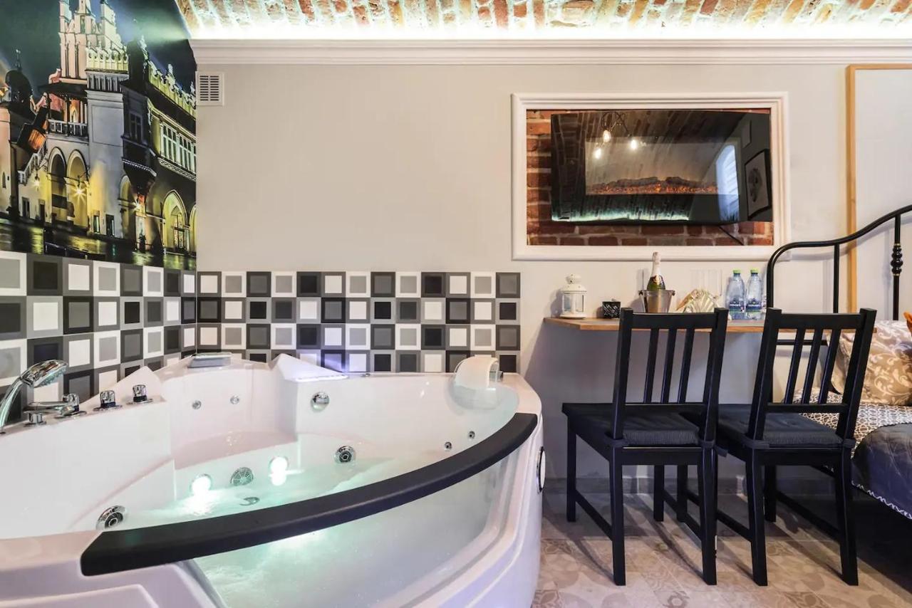 Underground Jacuzzi Rooms Краків Екстер'єр фото