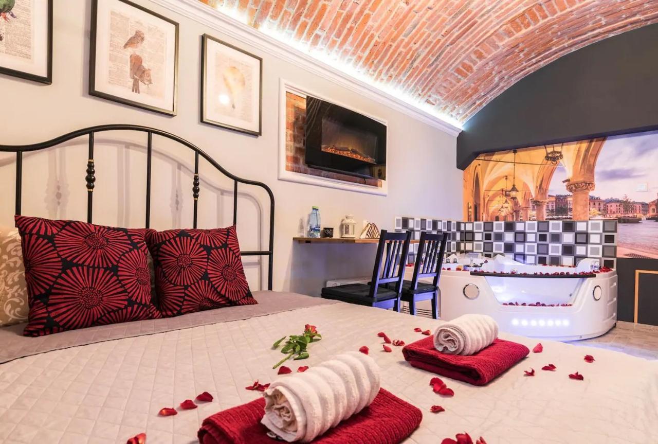 Underground Jacuzzi Rooms Краків Екстер'єр фото